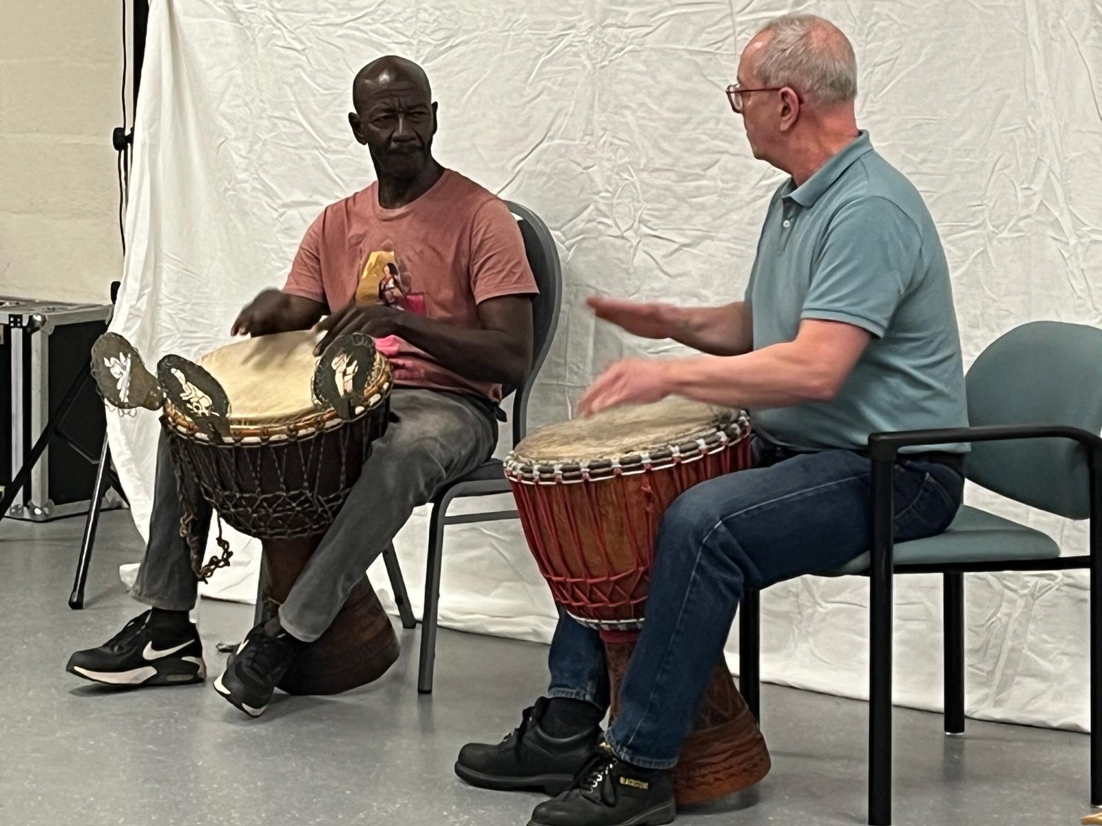 Adama Dramé en Rob de Keizer geven een mini-concert in Gouda