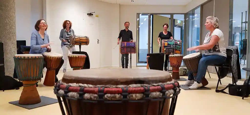 djembélessen met een groep